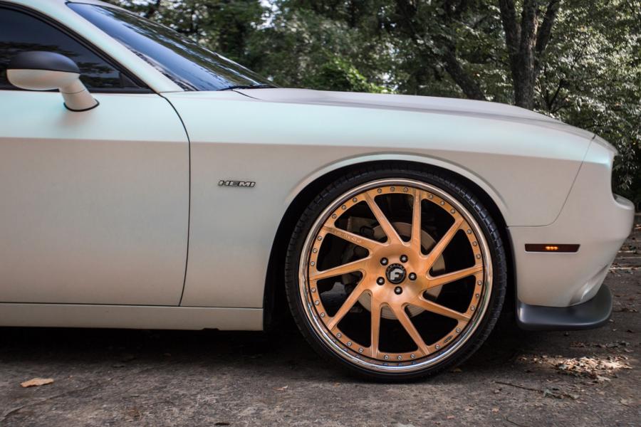 Детали экстерьера Dodge Challenger Hemi on Forgiato Wheels (Direzione) 2017 года  (фото 4 из 5)